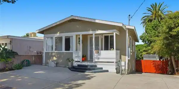 858 Oliver Street W