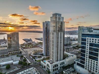700 W E St