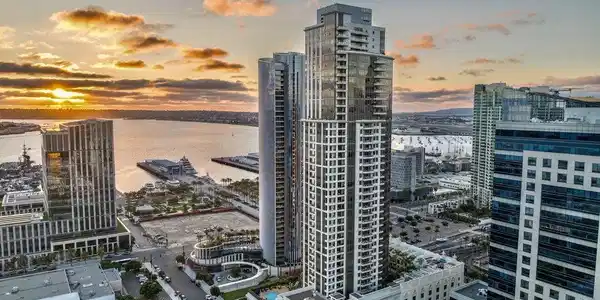 700 W E St