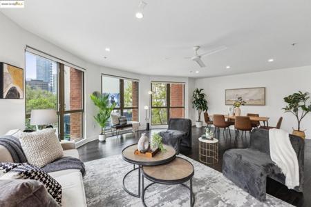 438 W Grand Ave