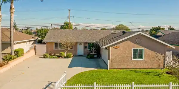 15652 Mayflower LN