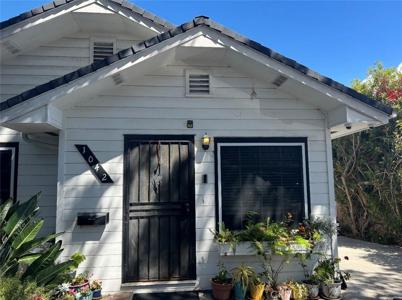 1042 W 15th