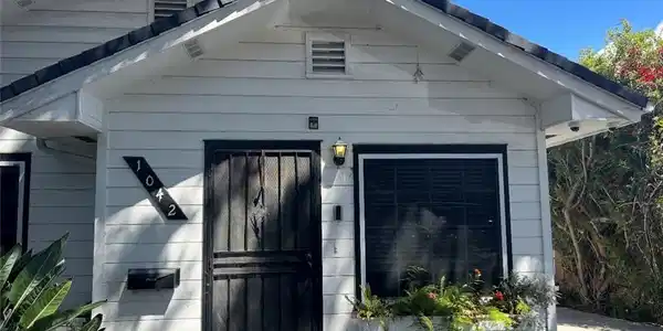 1042 W 15th