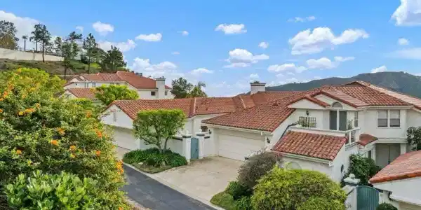 2042 Palisades Drive