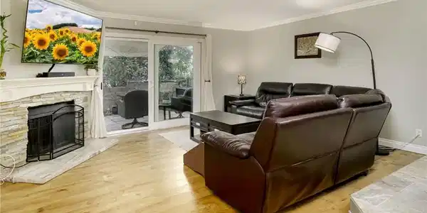 23821 Hillhurst