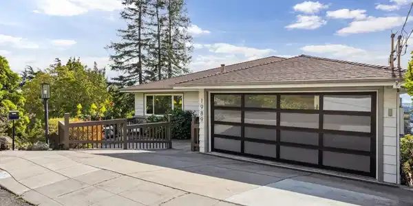 1989 Oakview Dr