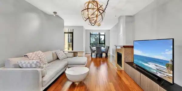 700 W E St