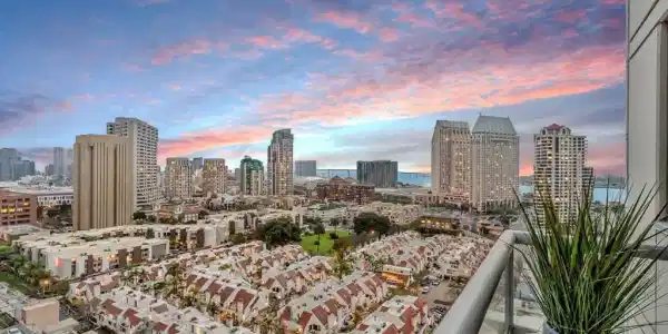 700 W E St