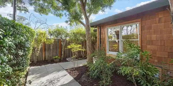 632 Centre Ct