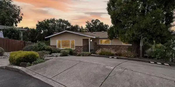 594 Summit Dr