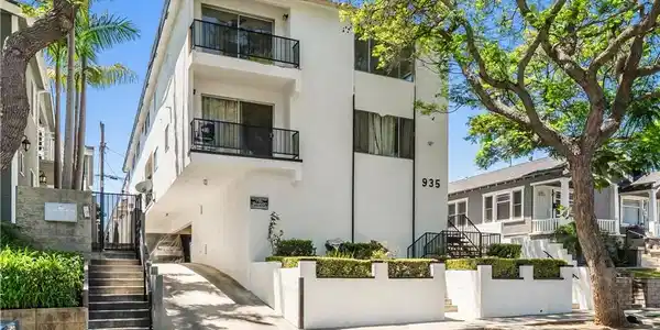 935 W 10th Street
