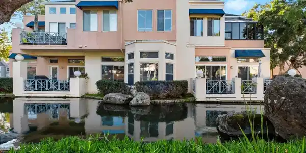 810 Lakeshore Drive