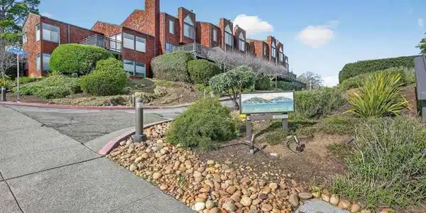 155 Headlands Ct