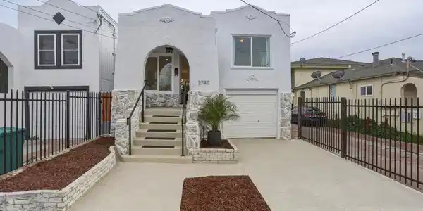 2740 2740 76Th Ave