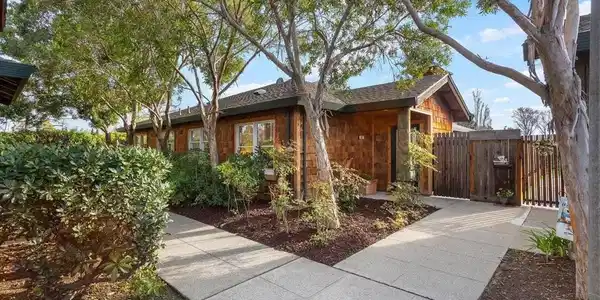631 631 Centre Ct