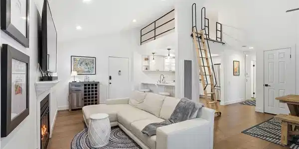 19222 Shoreline