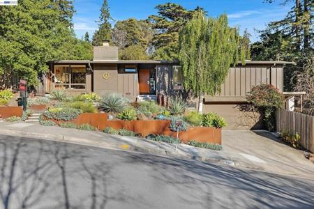 4985 Hedge Ln