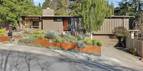 4985 Hedge Ln