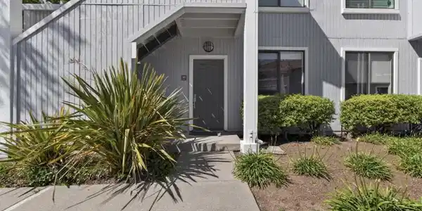 91 Schooner Ct