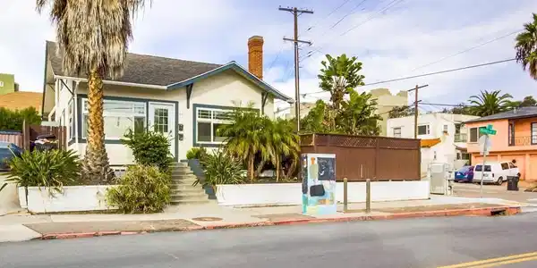 744 Robinson Ave