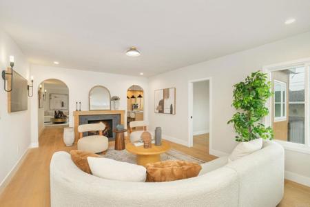 219 W Acacia Ave