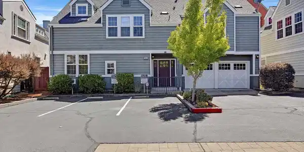 1015 Greenbrier Ct