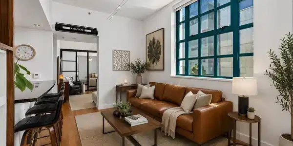700 W E St