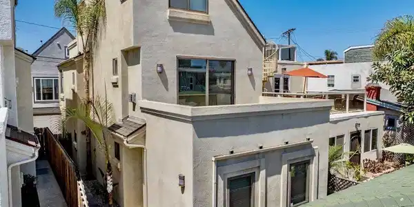 818 Queenstown Court