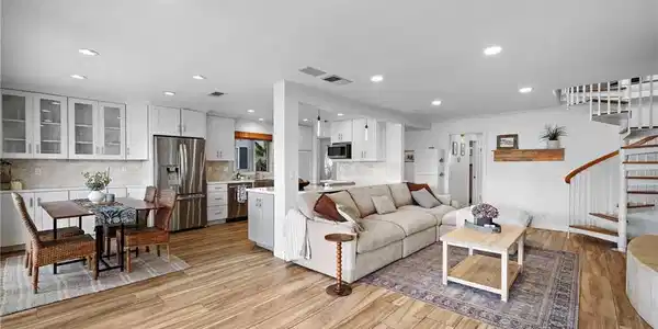 2528 University Drive