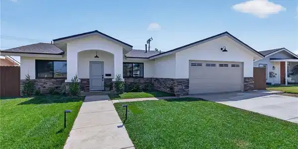 19352 Brookhurst