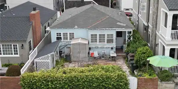 1903 E Balboa Boulevard
