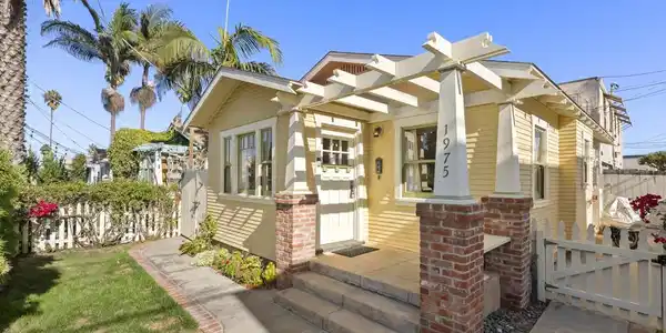 1975 Bacon St