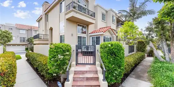 19481 Riverdale Lane