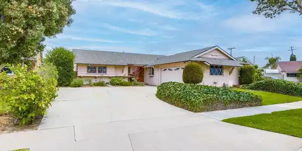 5621 Marilyn Circle