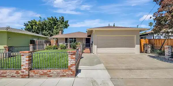 570 Erica Pl