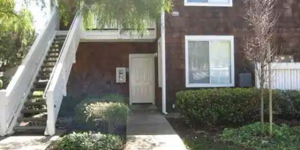 211 Bayside Ct