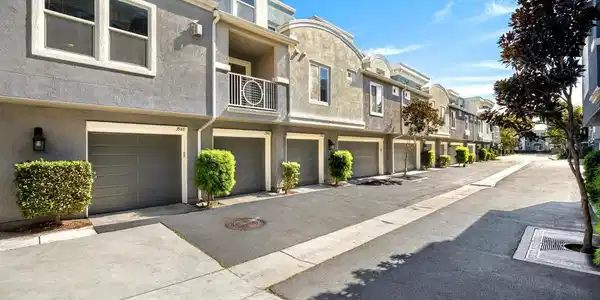 3548 Shoreline Bluff Lane