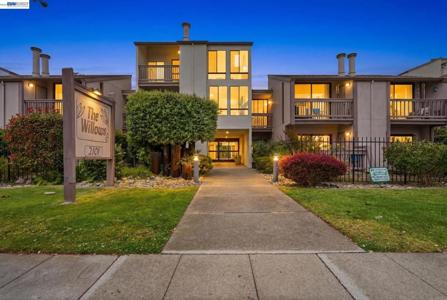 2101 Shoreline Dr