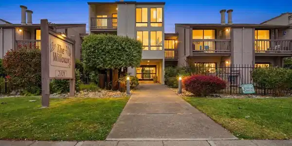 2101 Shoreline Dr