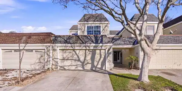 251 Shoreline Dr