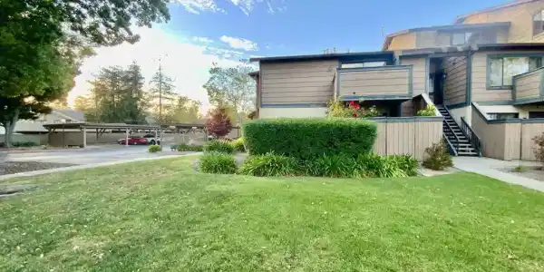 304 Hackamore Ln