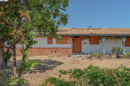 1204 W Cypress Rd