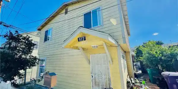 812 E 8th Street