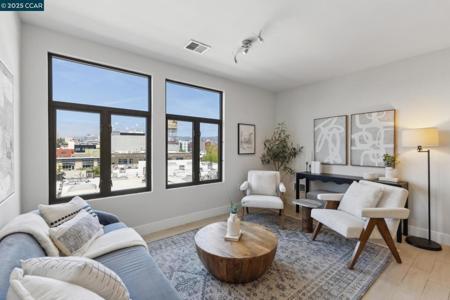 438 W Grand Ave