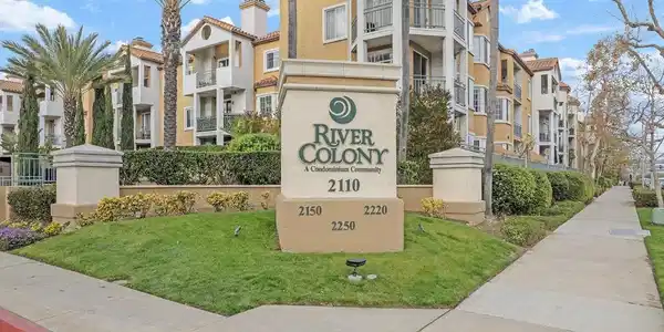 2220 Camino De La Reina