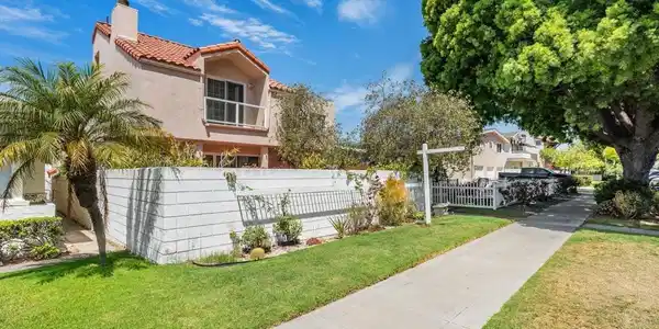 962 E Avenue