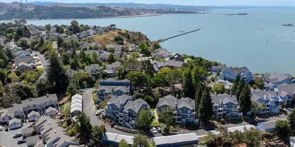 219 219 Sea Crest Cir