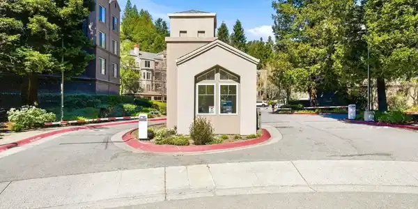 260 Caldecott Ln