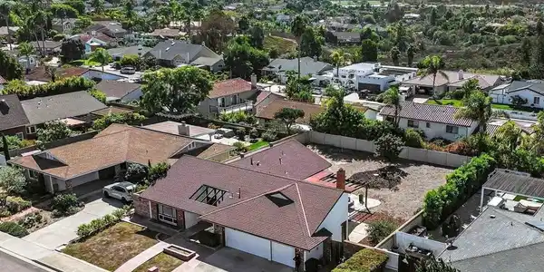 2711 Levante St