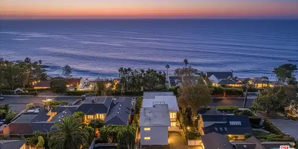 2442 S Coast Highway